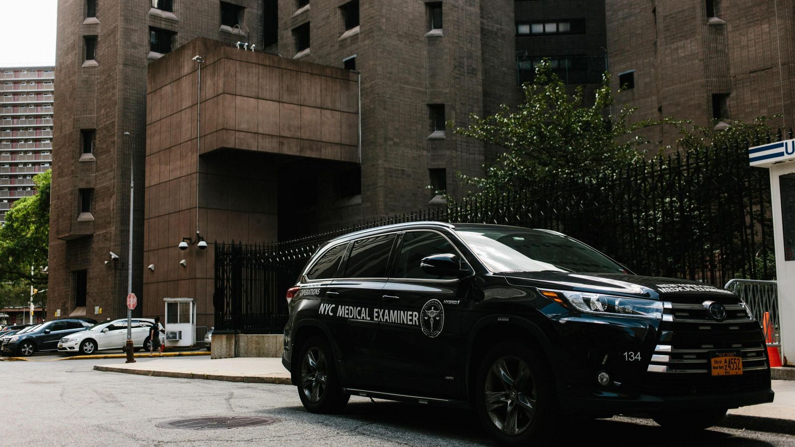 Vista exterior de la prisión donde fue hallado muerto Epstein