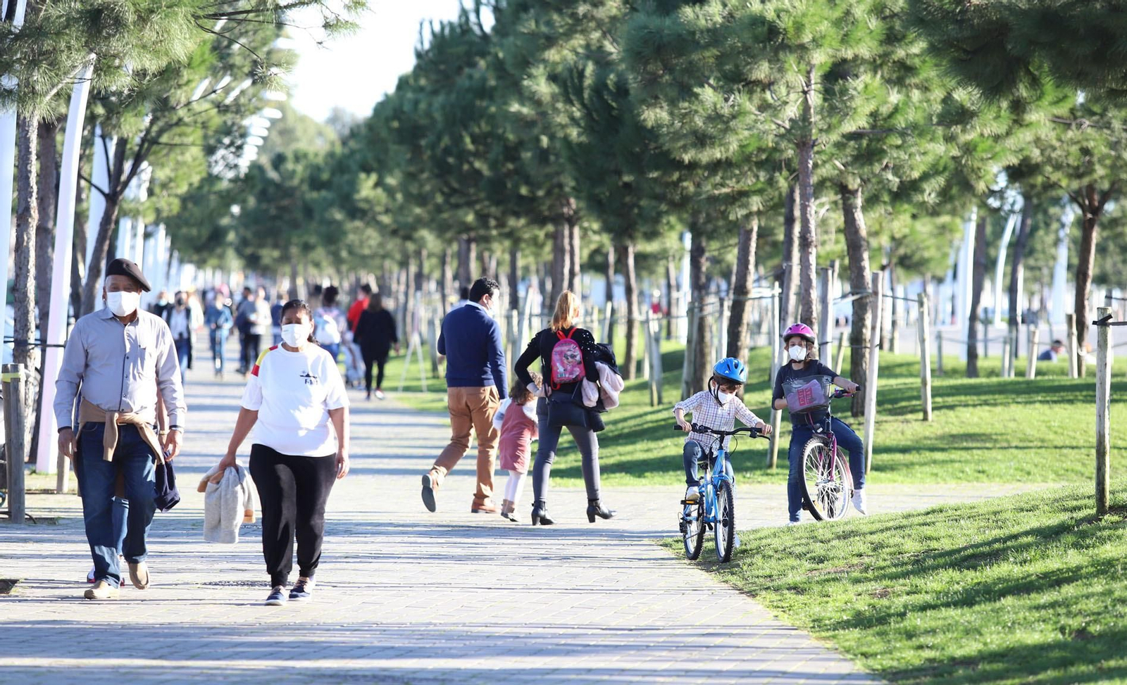 El buen tiempo del sábado llena de onubenses el Paseo de la Ría