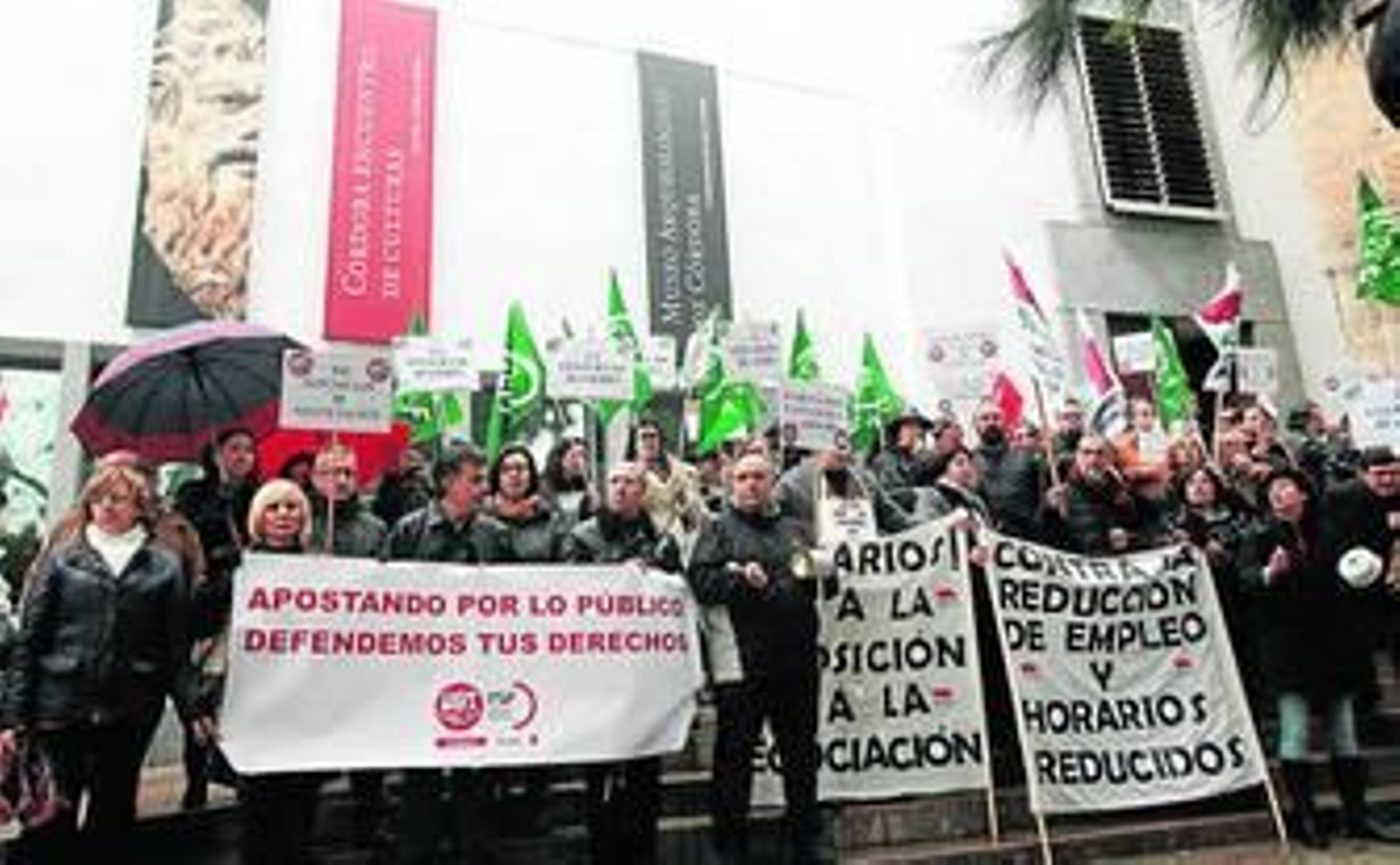 Trabajadores de los museos de la Junta, ayer, frente al Arqueológico.