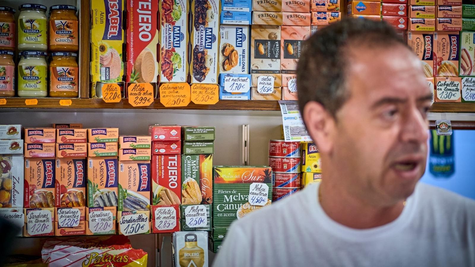 Uno de los hermanos Chulián en el Ultramarinos Sopranis.