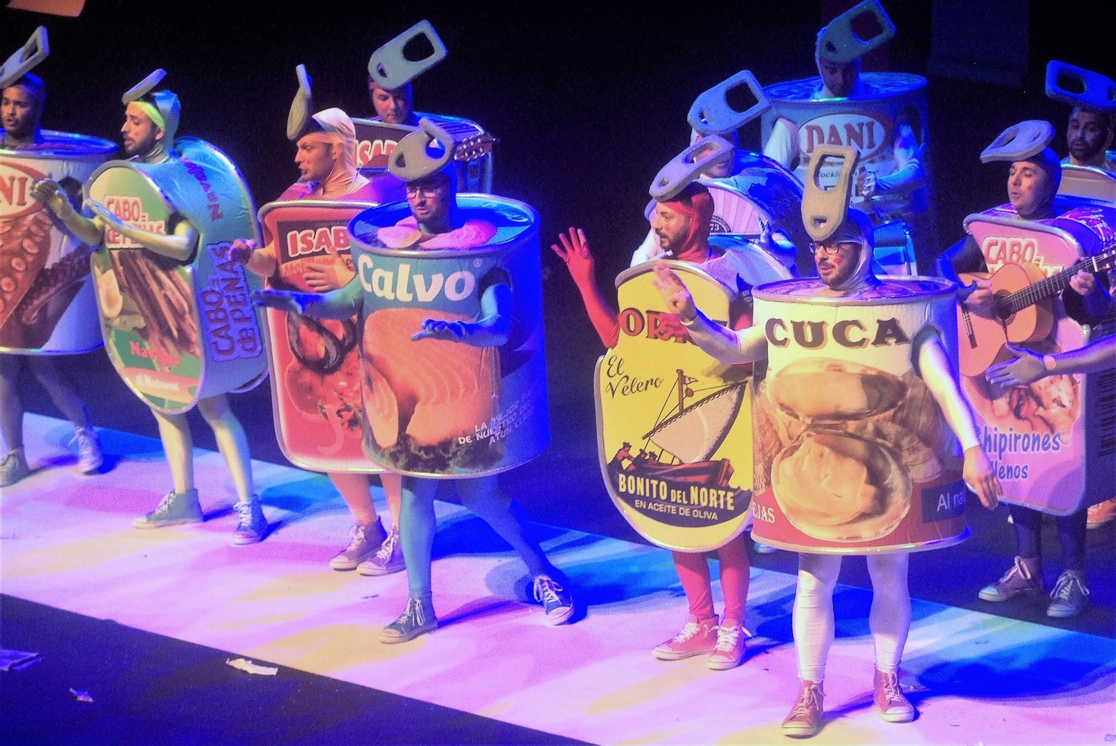 Una actuación de un grupo de Carnaval durante una Muestra en Roquetas.