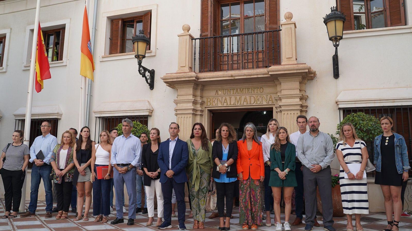 El Ayuntamiento de Benalmádena, durante el minuto de silencio por el asesinato de Paqui. El Ayuntamiento de Benalmádena, durante el minuto de silencio por el asesinato de Paqui.