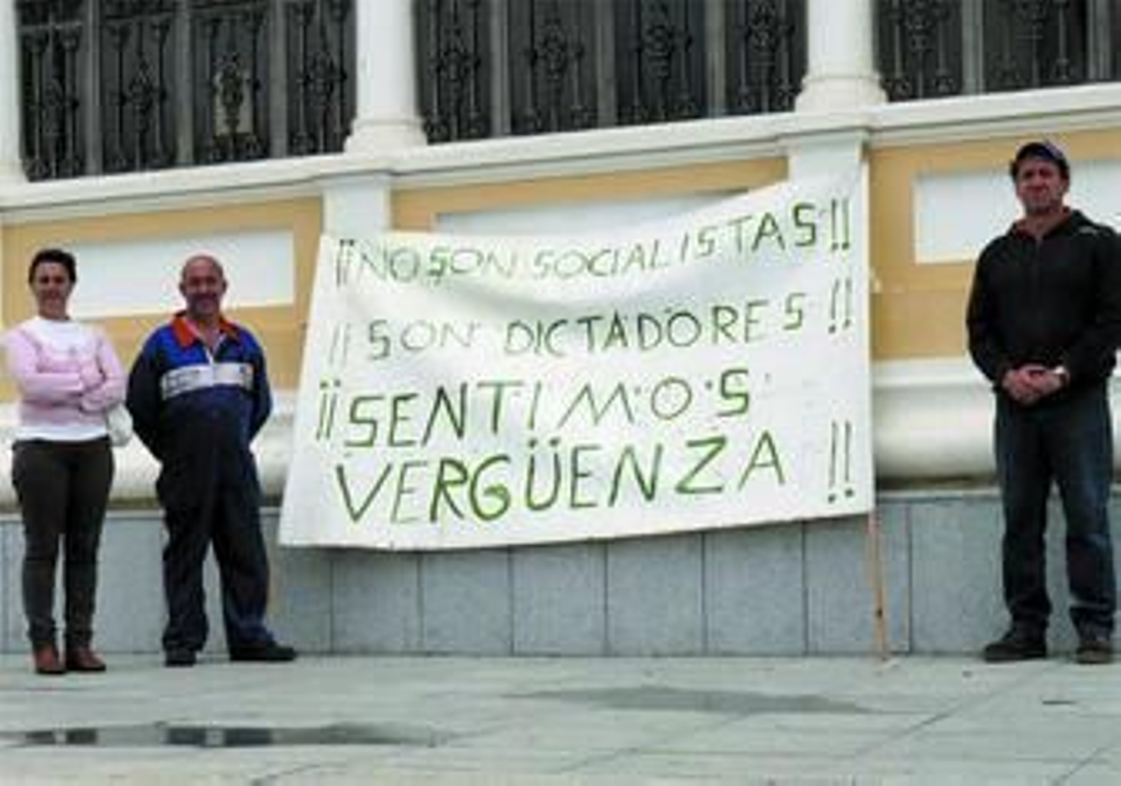 Los ediles del PA realizaron una protesta a las puertas del Ayuntamiento.