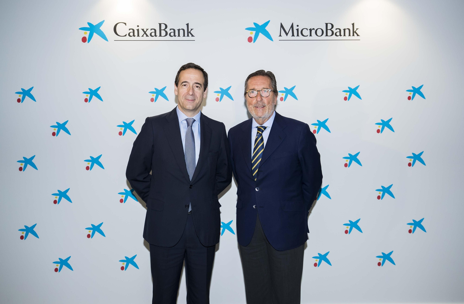 El consejero delegado de Caixabank, Gonzalo Gortázar, y el presidente de Microbank, Antoni Vila.