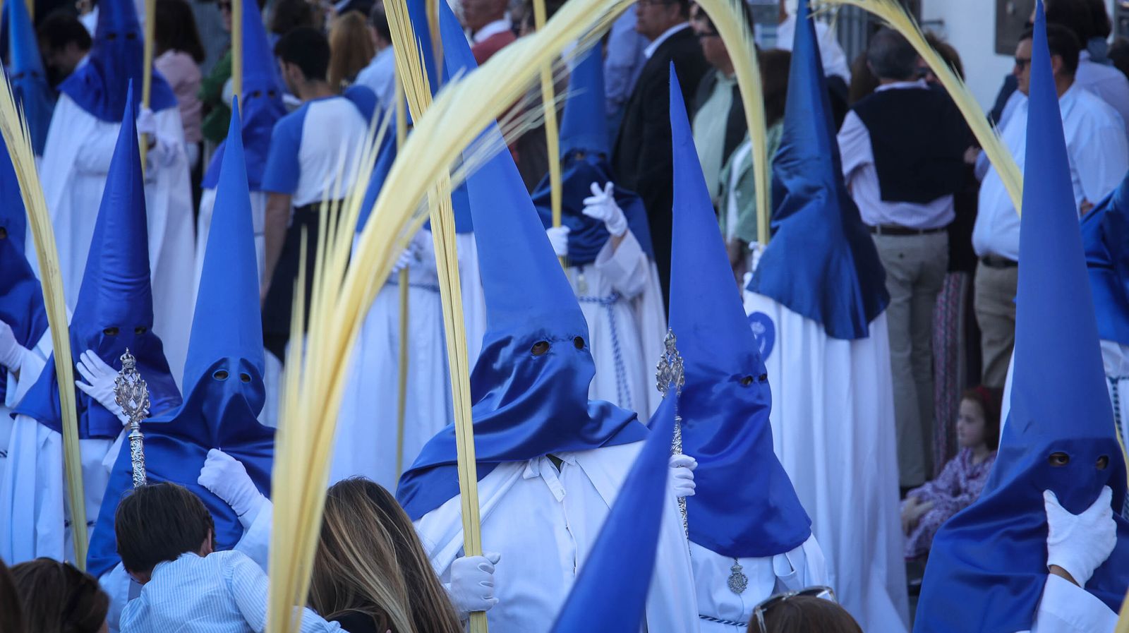 Nazarenos de la hermandad de la Borriquita.