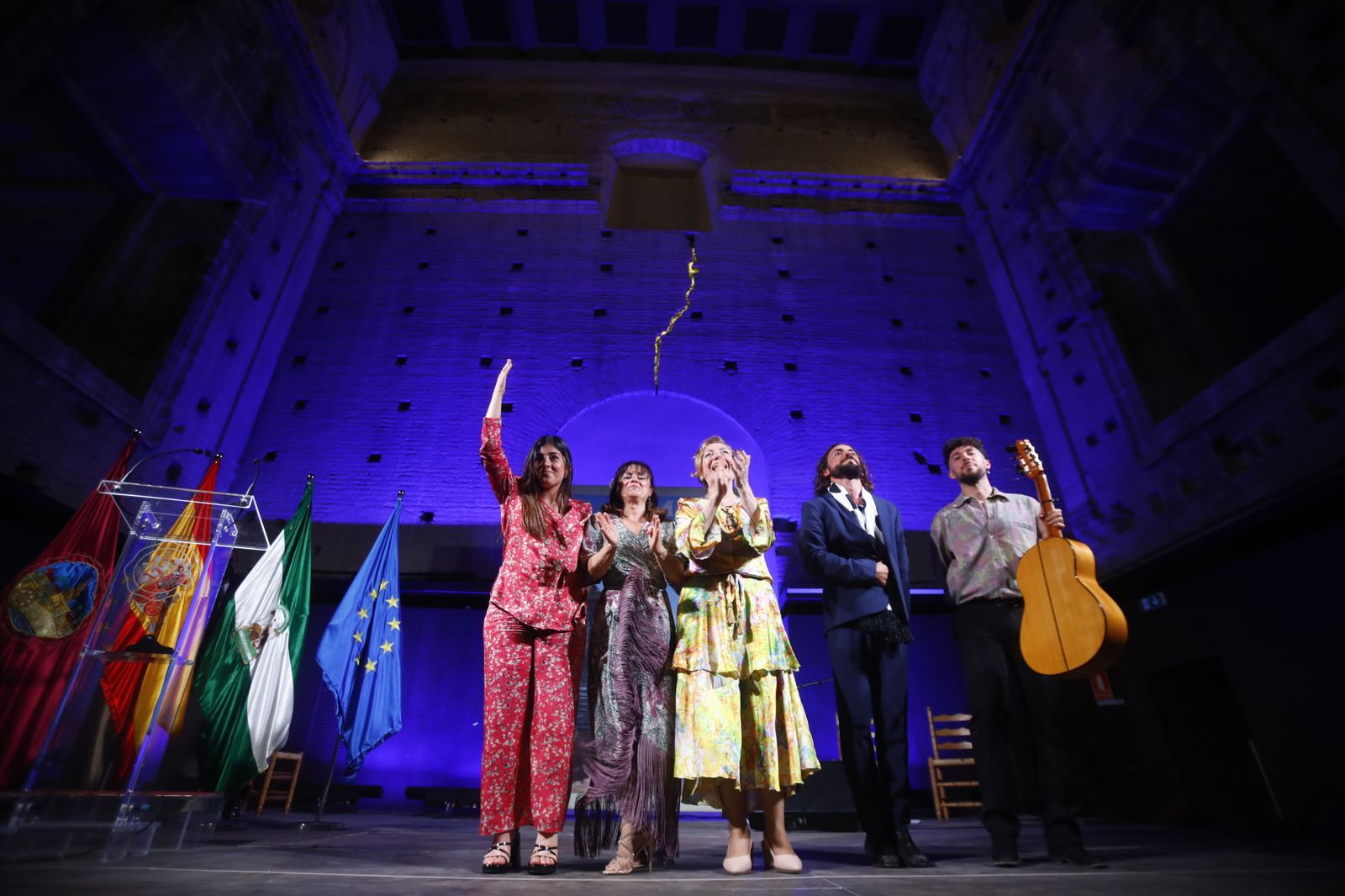 Las pregoneras y los artistas participantes, aplaudidos tras el pregón del Mayo Cordobés.