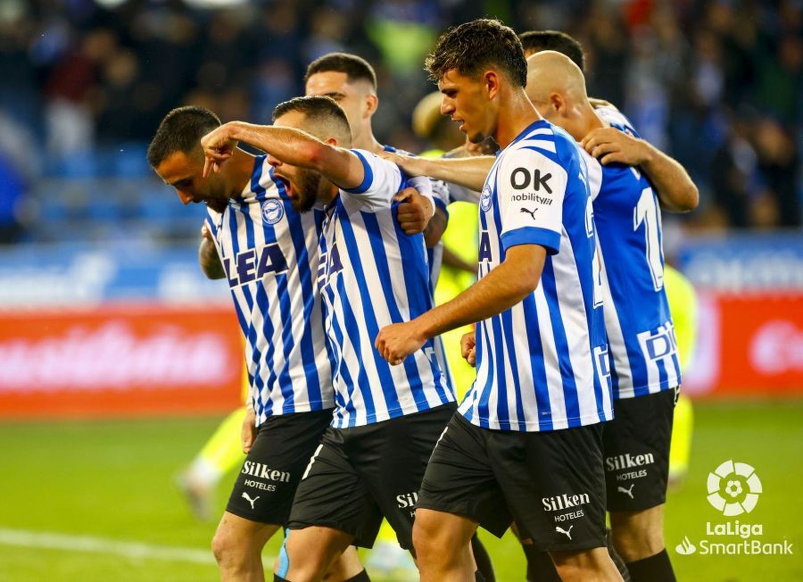 Jugadores del Alavés celebran un gol durante un partido de liga.