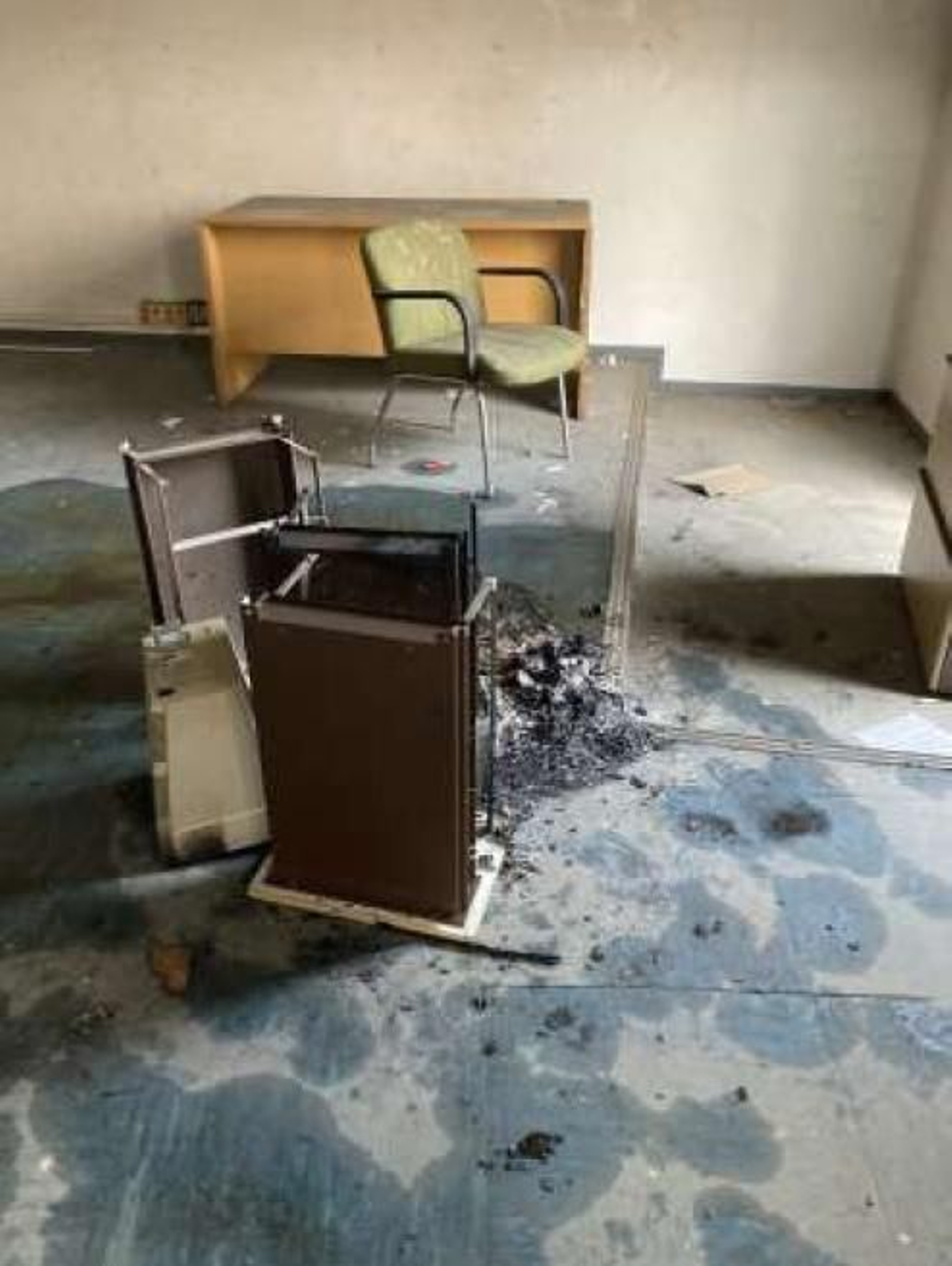 Suciedad acumulada en la antigua biblioteca de la calle Alfonso XII