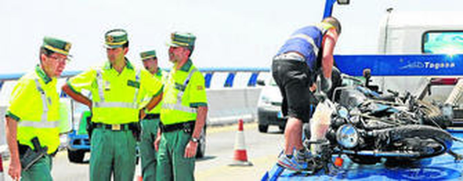 Guardias civiles, examinando el lugar del accidente mientras la grúa iba a llevarse la moto, cuyo conductor acabaría falleciendo por la tarde.