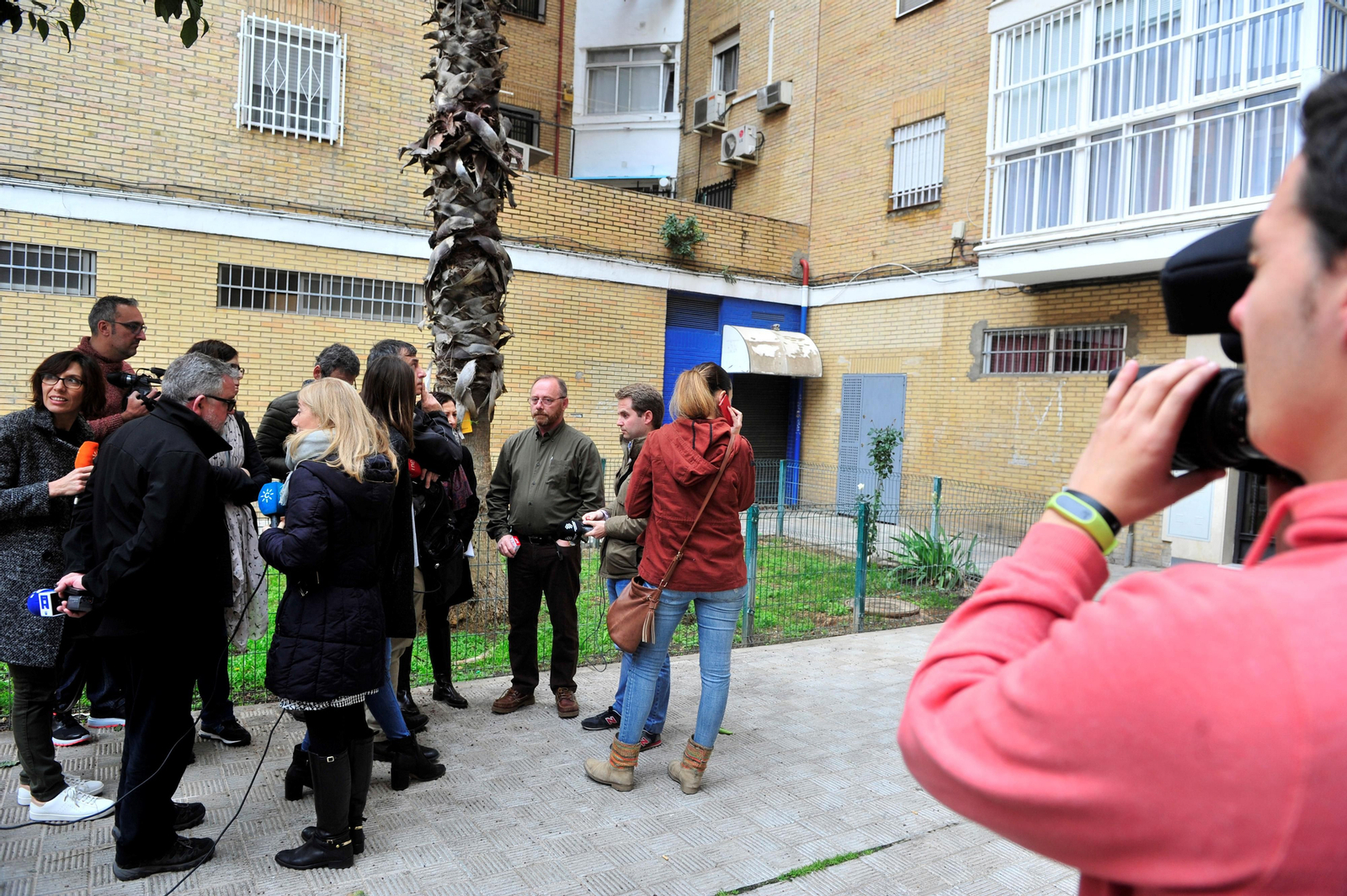 El padre de Marta atiende a los periodistas.