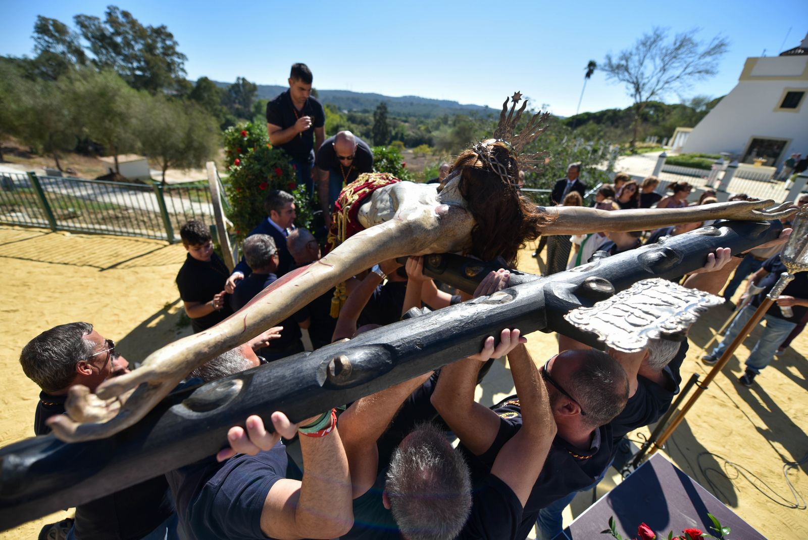 La procesión del Cristo de la Almoraima, en imágenes