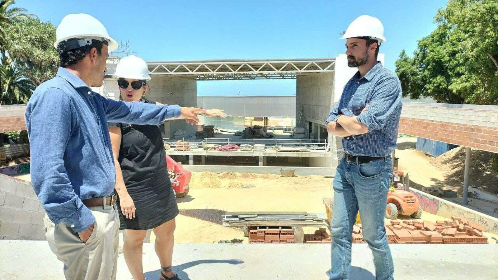 Los ediles de Medio Ambiente y Urbanismo junto a un técnico municipal durante la visita a las obras.