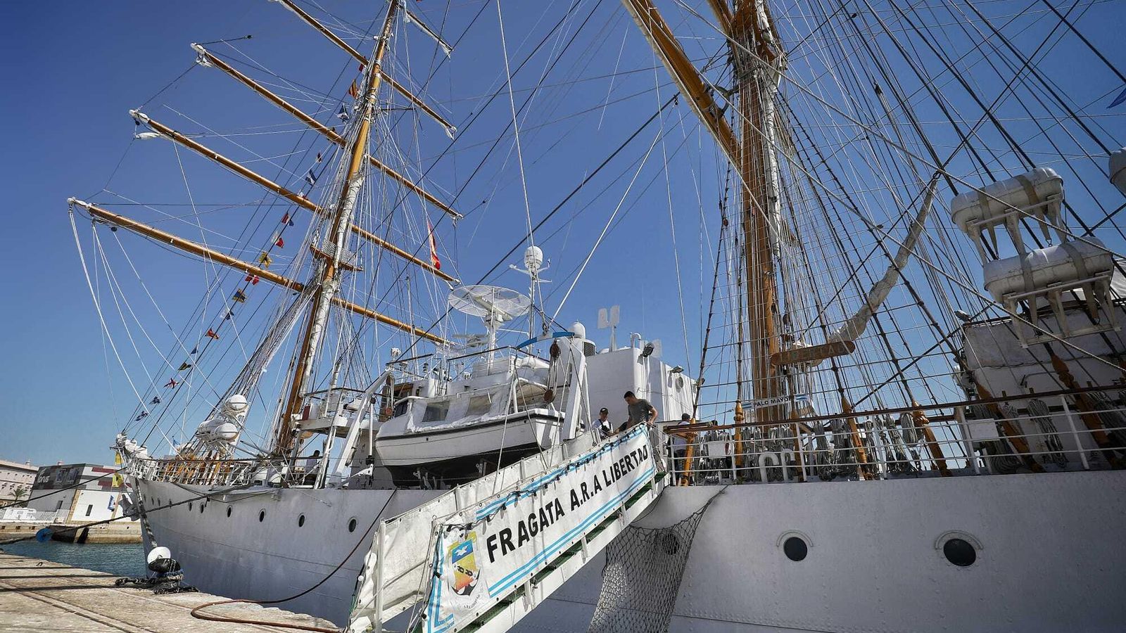 Escala real o pasarela de embarque del buque escuela argentino.