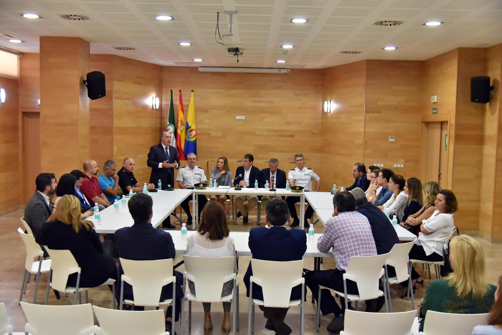 La mesa redonda celebrada ayer por la Asociación Judicial Francisco de Vitoria en Algeciras.