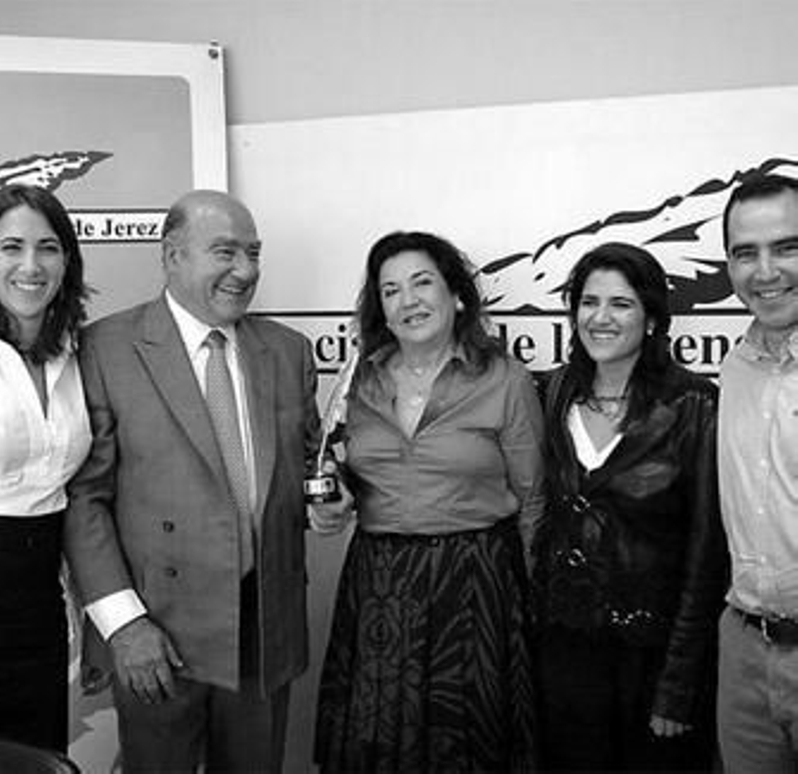 Cristóbal Cantos, con su familia, tras recibir el galardón.