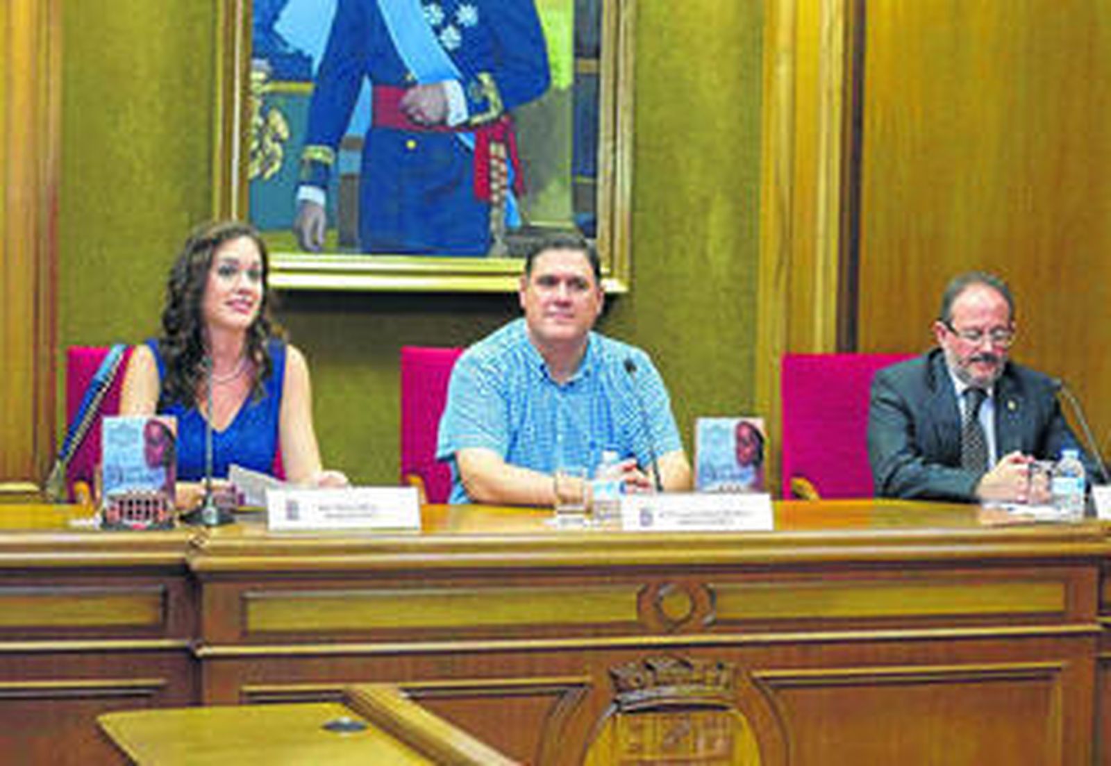 Marian Rivas acompañada por Francisco Alonso, alcalde de Canjáyar y el escritor Juan José Tuvilla.