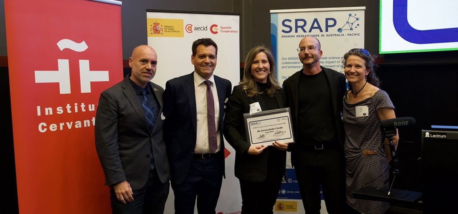 Inmaculada Cumbreras recibiendo el Early Career Researcher Award 2025.