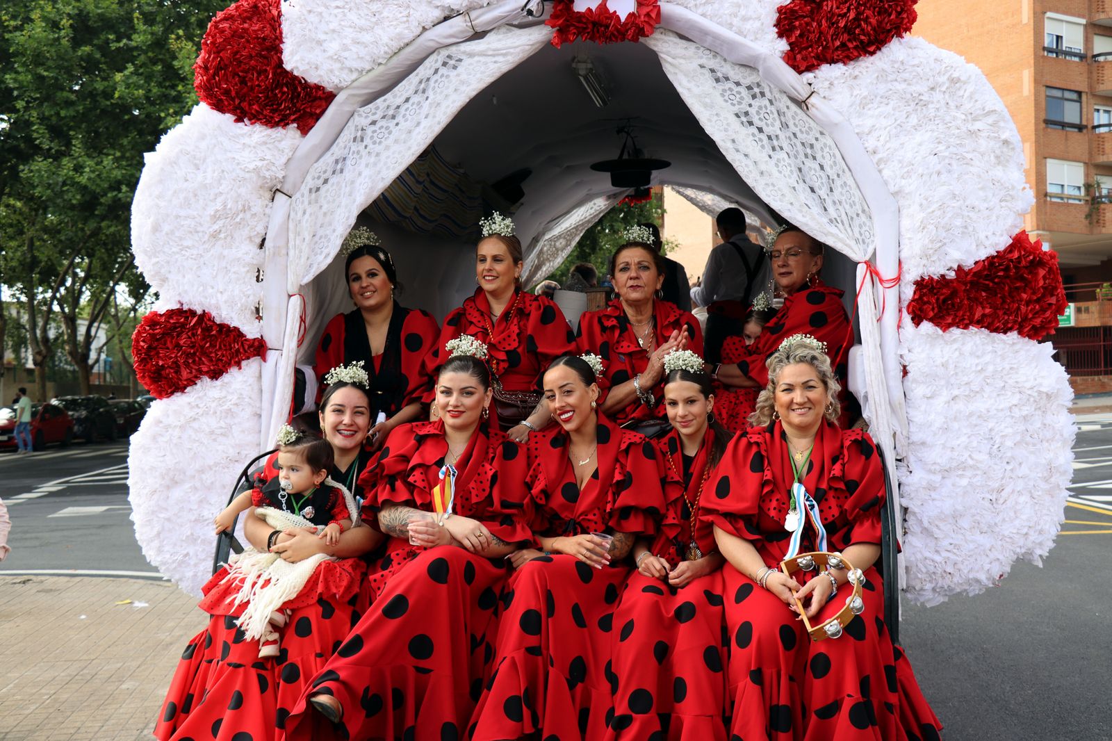 El Rocío 2023: Imágenes de la Hermandad de Emigrantes en su salida de Huelva