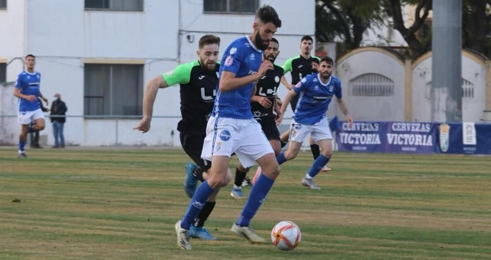 Antonio intenta frenar el avance de Borja.