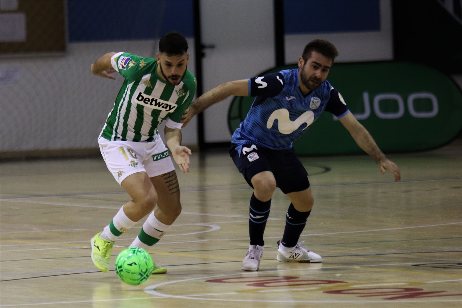 Ivi avanza con el balón controlado.