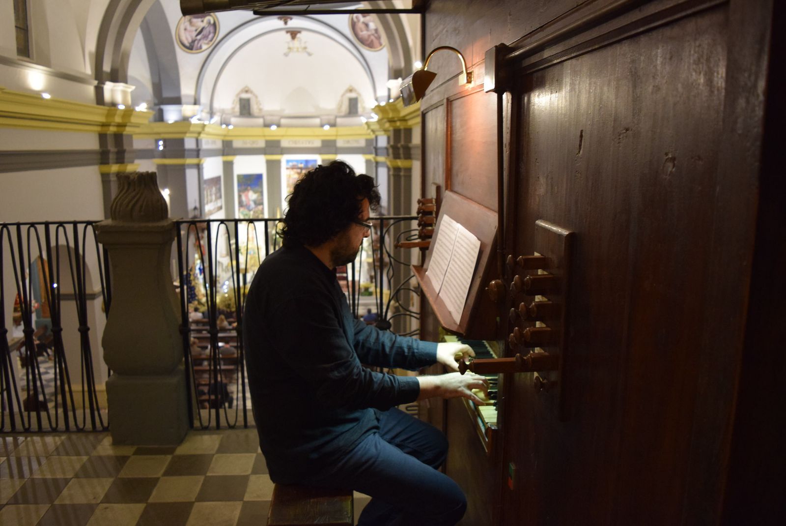 Un organista, durante un recital.