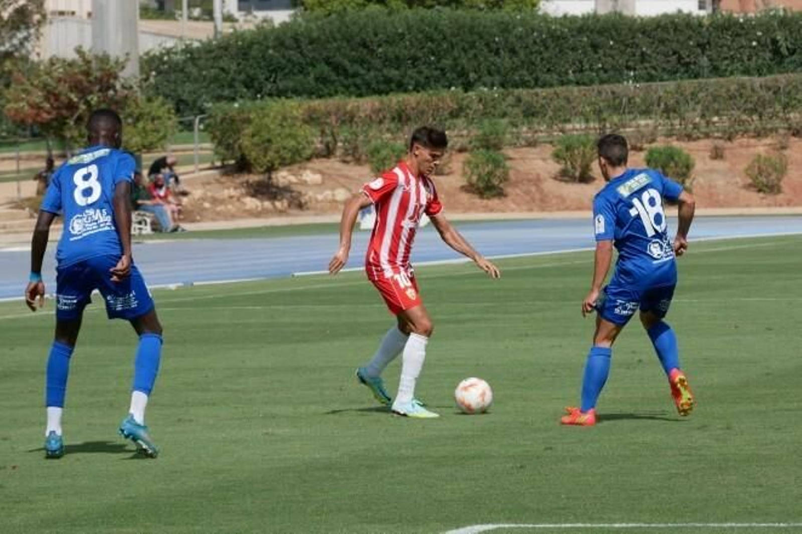 Carlos Gilbert se dispone a dar un pase durante un partido disputado esta temporada en el Anexo.