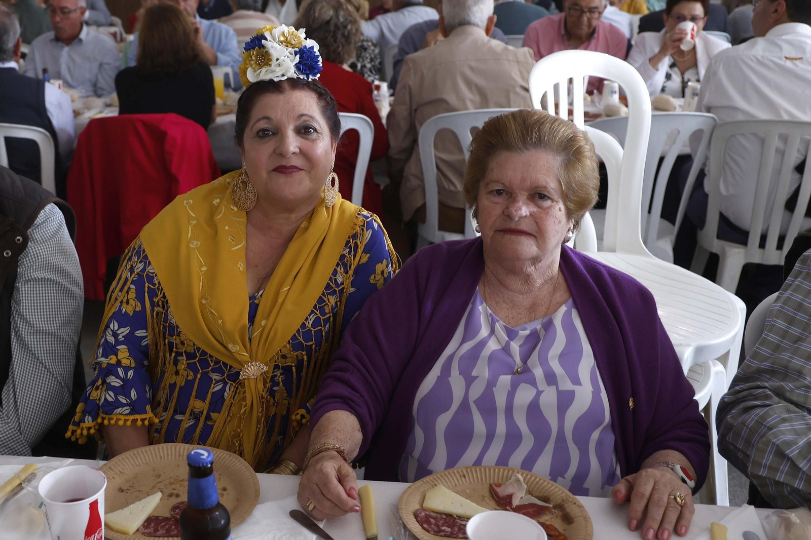 Fotos del almuerzo para mayores en la Feria de Castellar