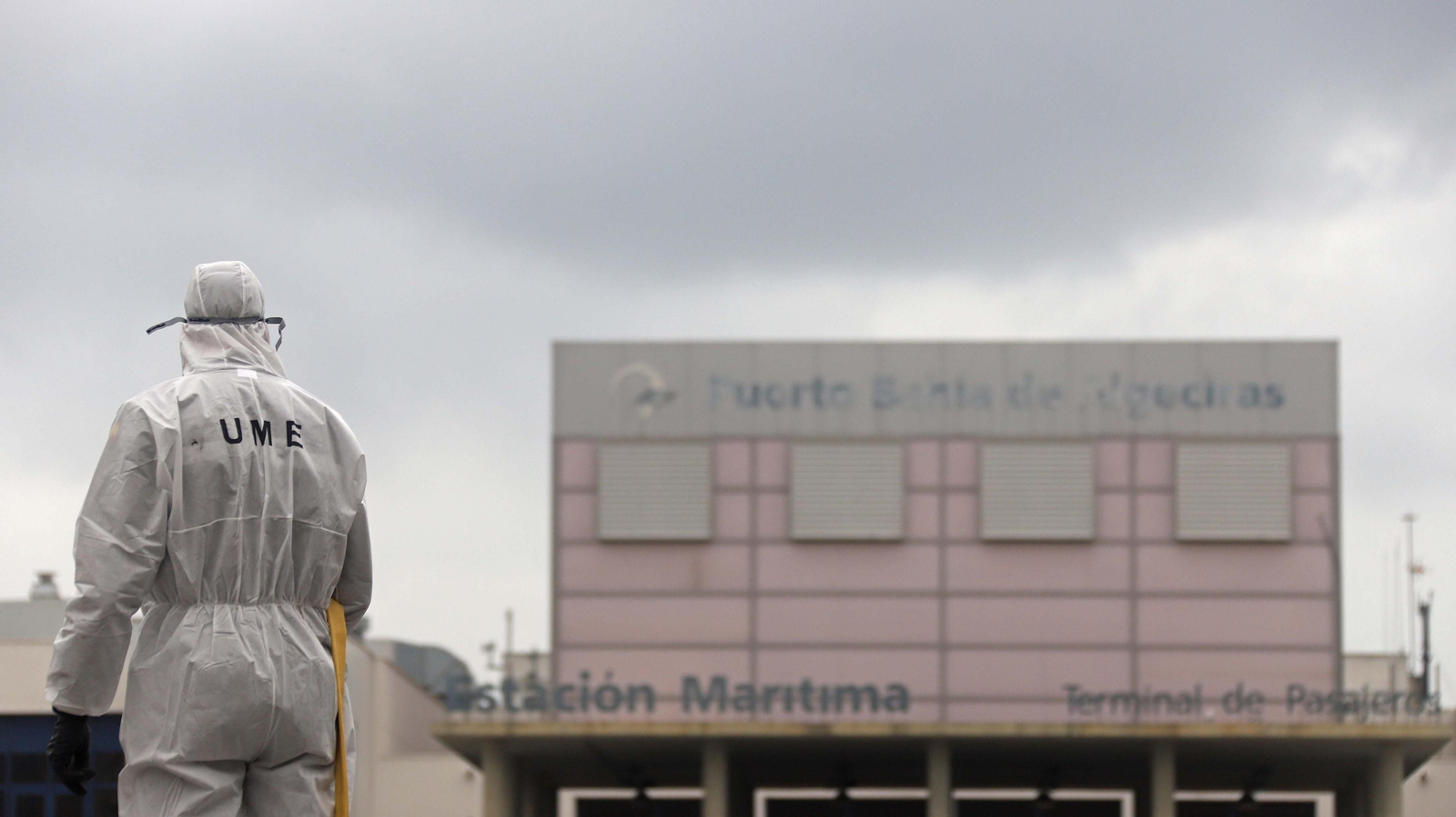 Fotos del despliegue de la UME en el puerto de Algeciras contra el coronavirus