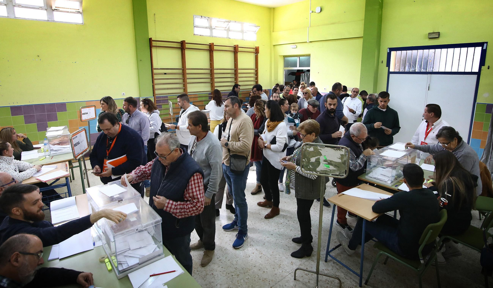 Colas para votar en el colegio público La Liberación en las elecciones generales de noviembre de 2019.