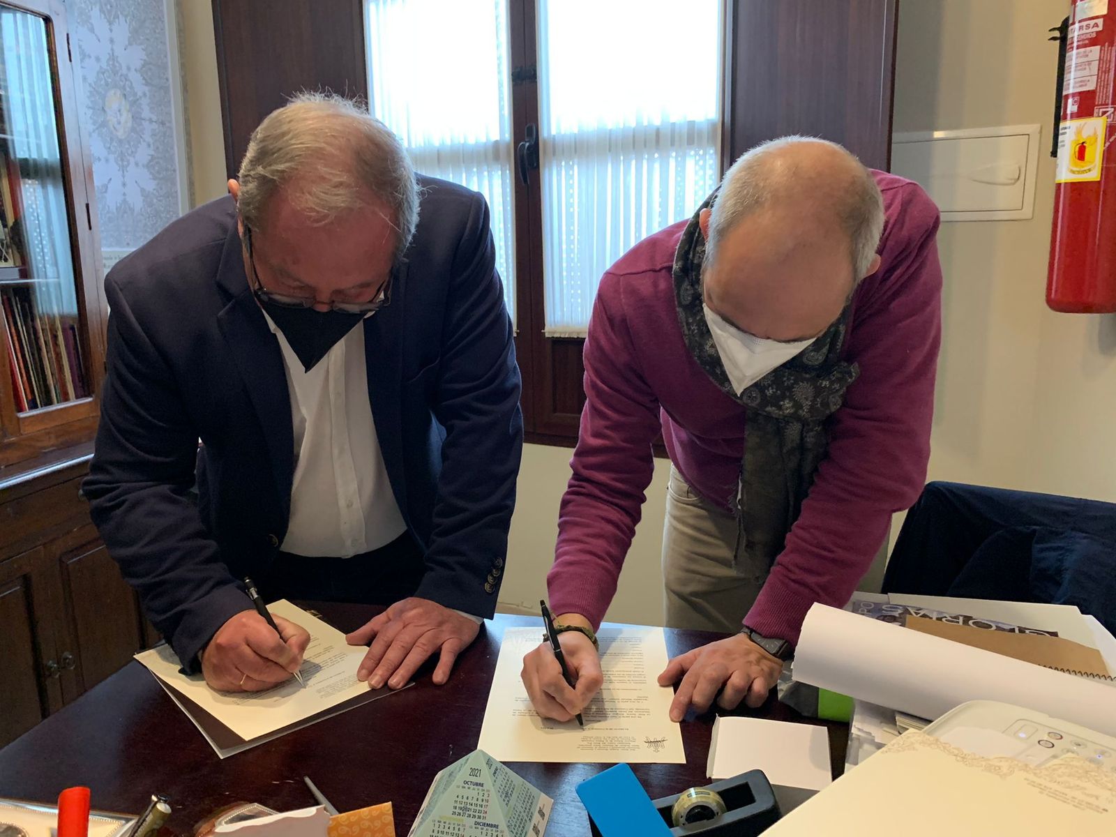 Firma del contrato para la restauración.