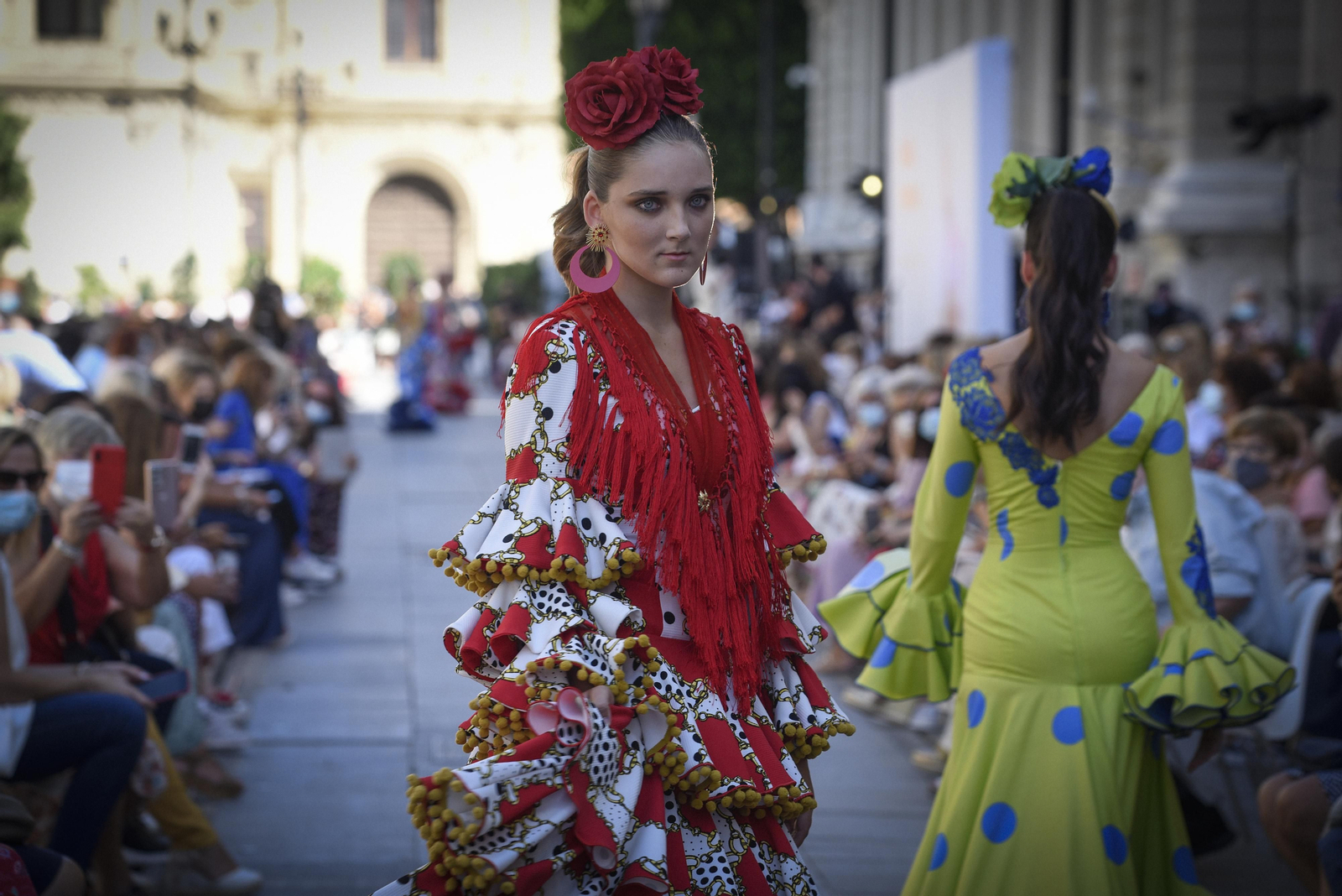 El desfile de moda flamenca de la Avenida de la Constitución, en imágenes