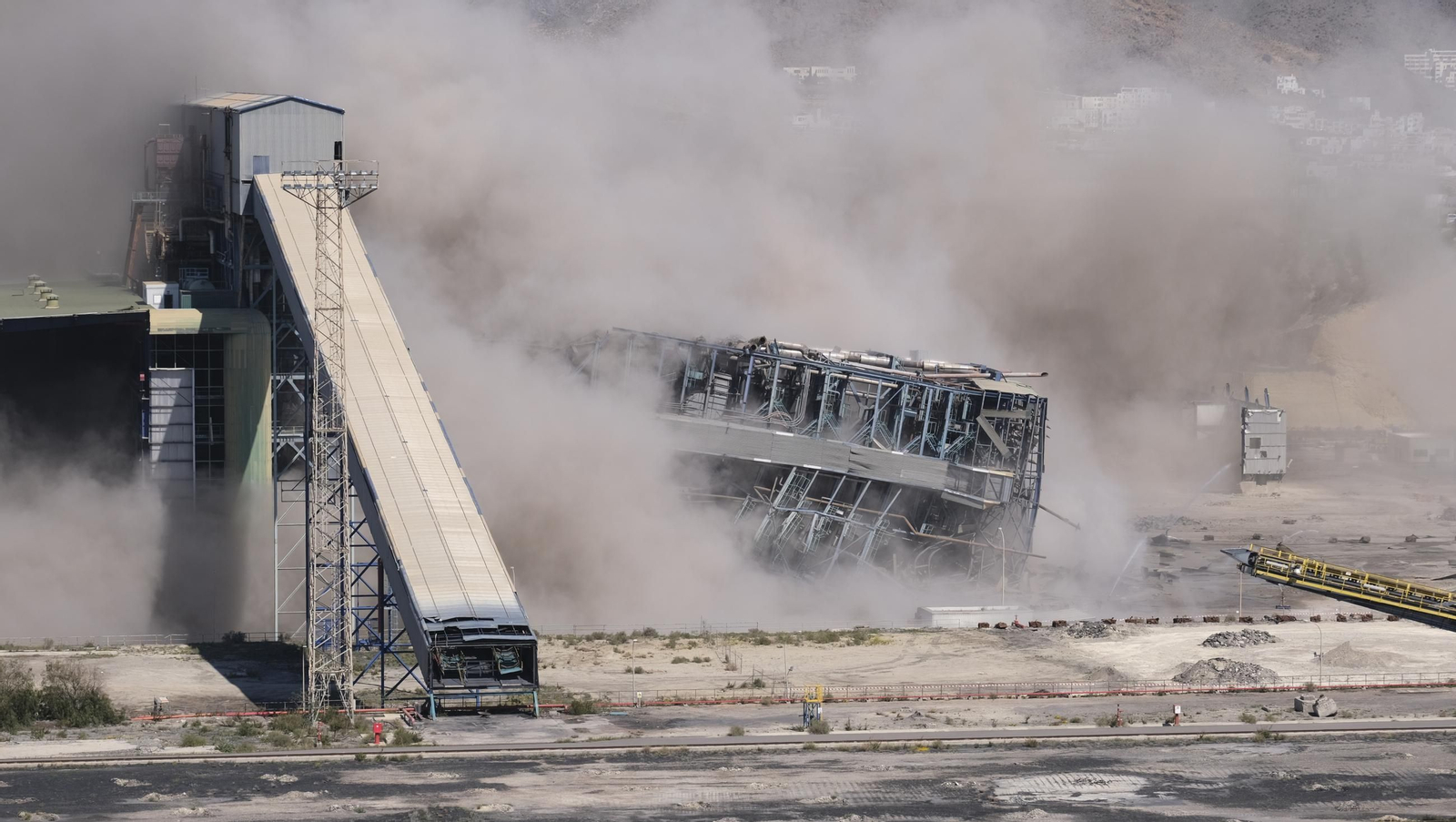 La voladura-demolición de la central térmica de Endesa en Carboneras, en imágenes