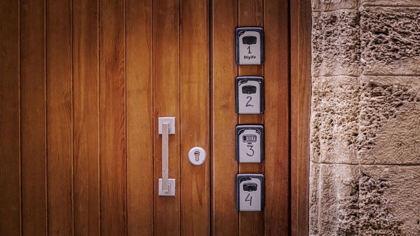 Portal de una vivienda turística en el barrio de Santa María de Cádiz. Portal de una vivienda turística en el barrio de Santa María de Cádiz.