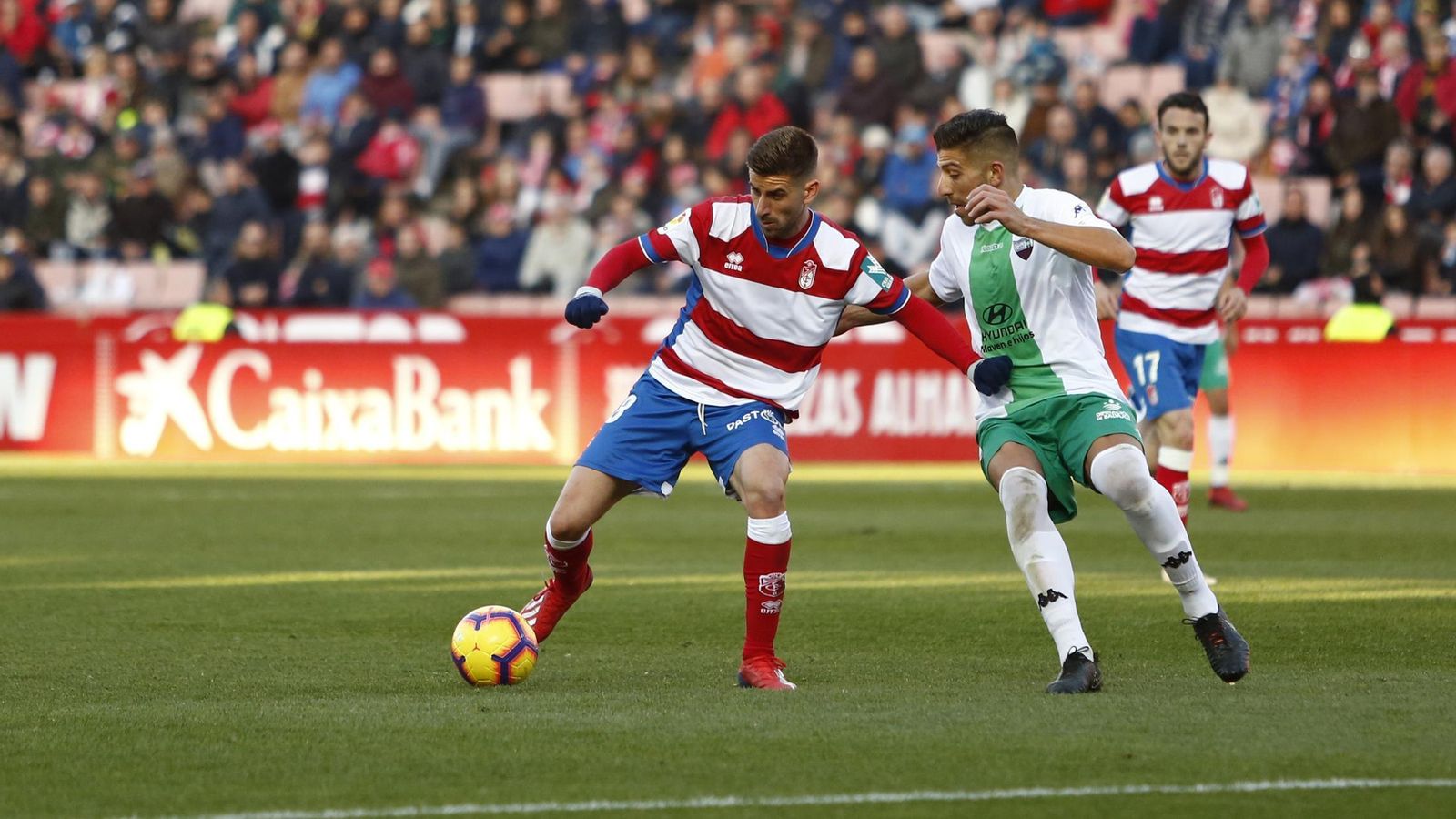 Dani Ojeda debutó con la camiseta del Granada CF y demostró movilidad.