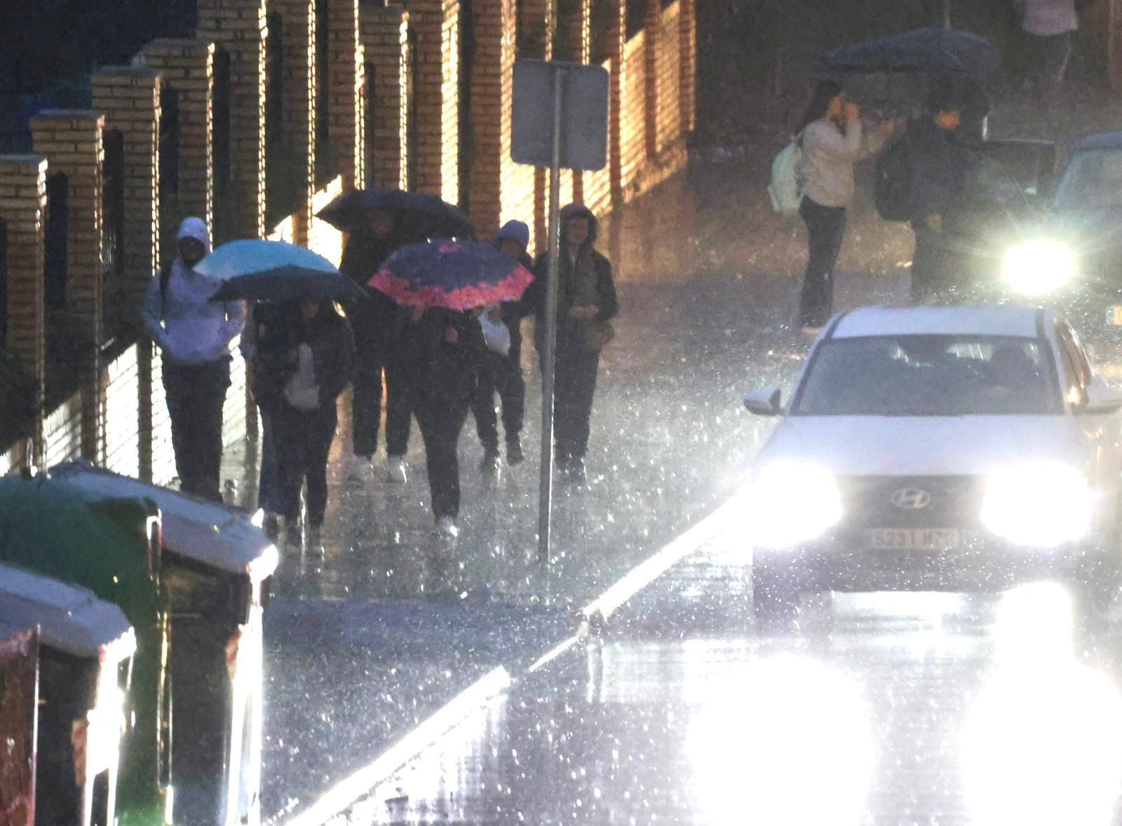 Lluvias en Huelva a primera hora de la mañana de este martes.