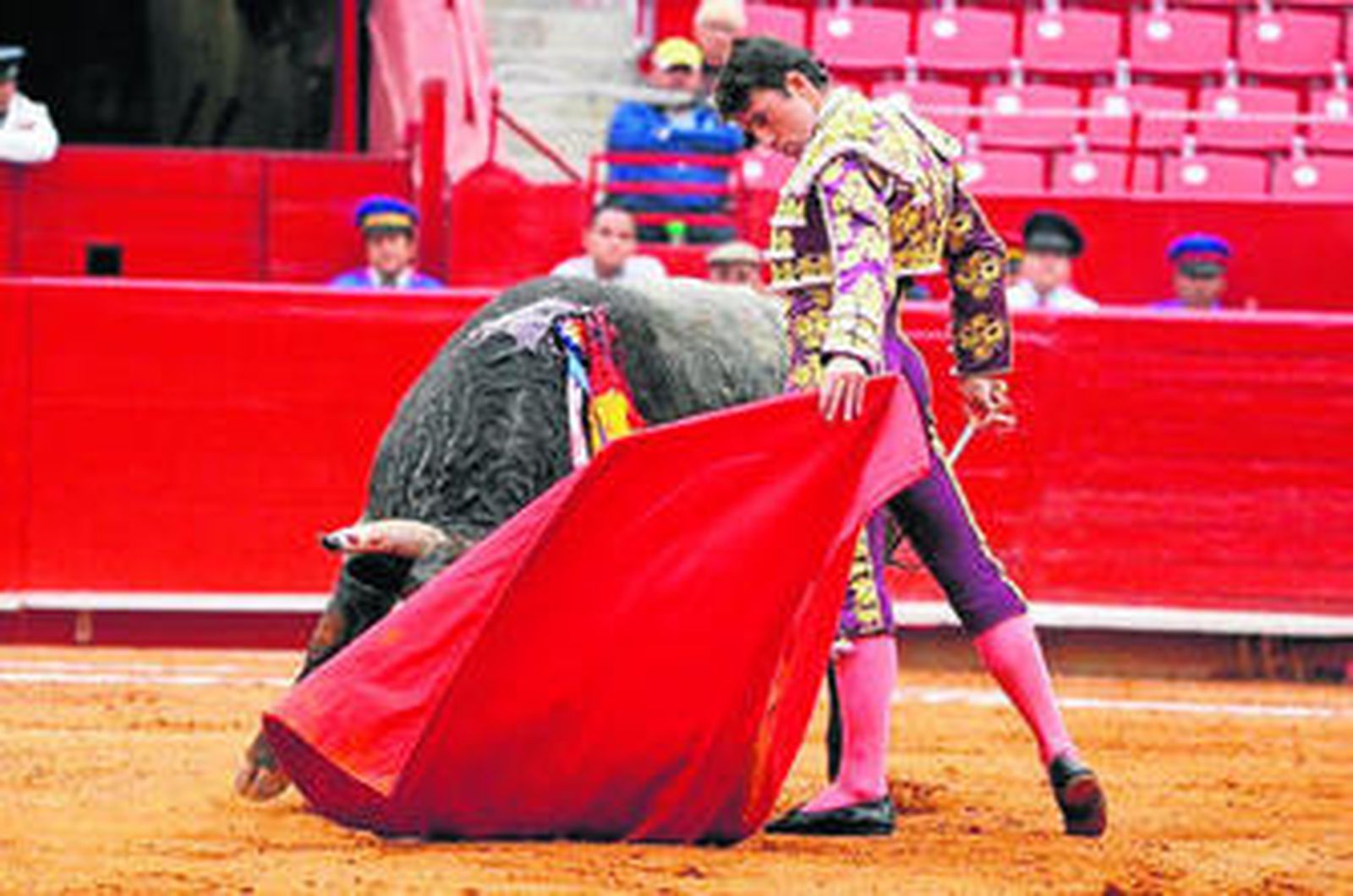 El novillero sevillano Rafael Serna, en un natural en la México, donde cortó una oreja.