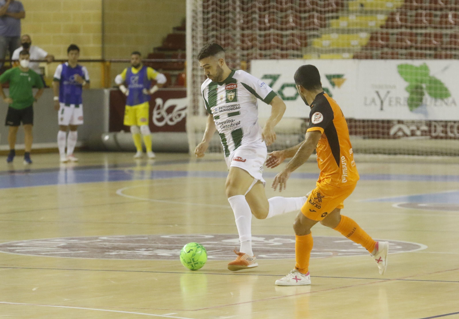 Las fotos del estreno liguero del Córdoba Futsal ante el Burela