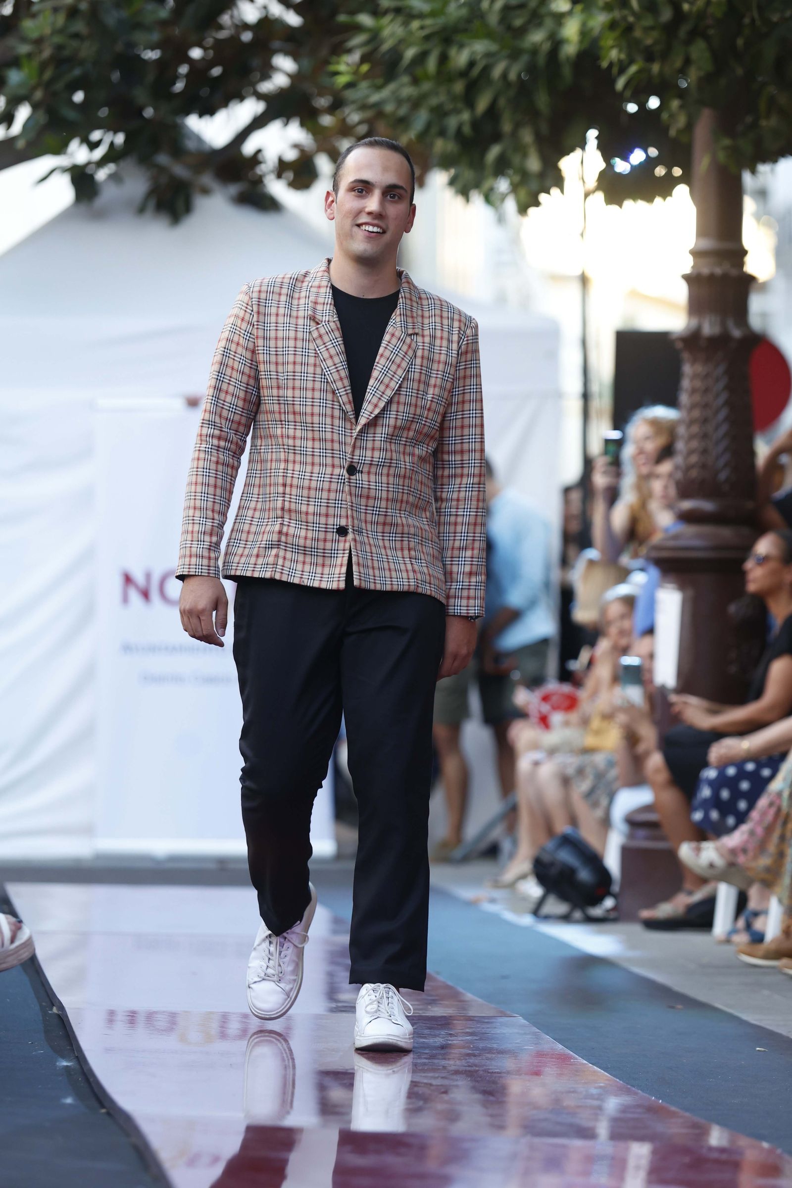 Las imágenes del Desfile de Jóvenes Diseñadores en la Plaza de la Magdalena