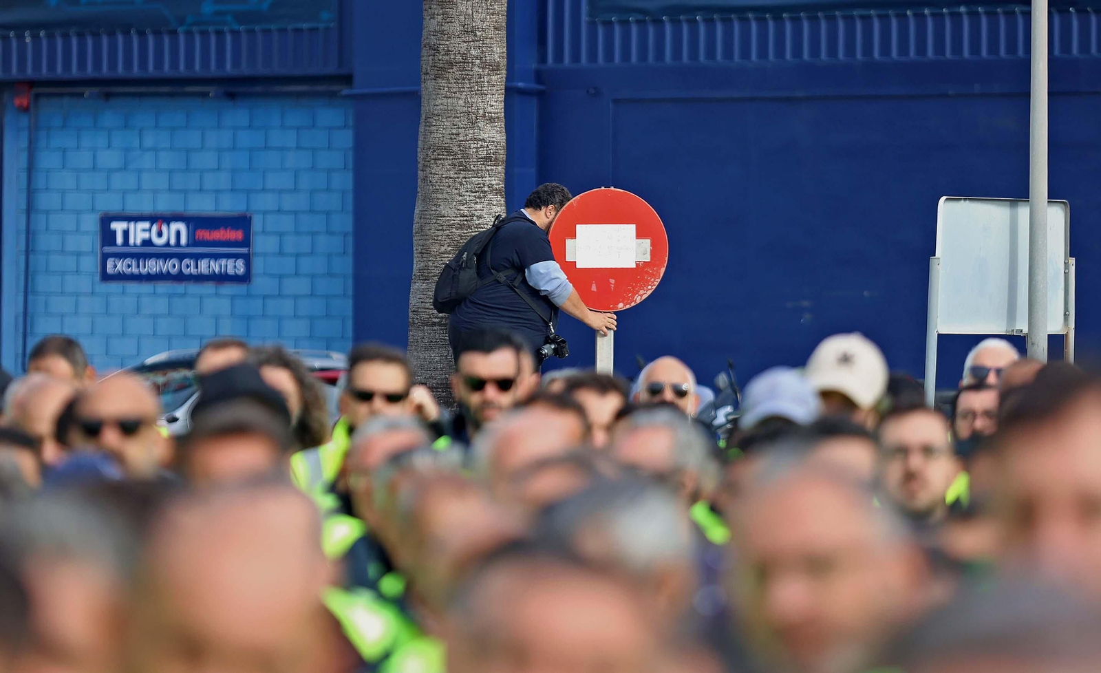 La asamblea informativa de los huelguistas de Acerinox, en imágenes
