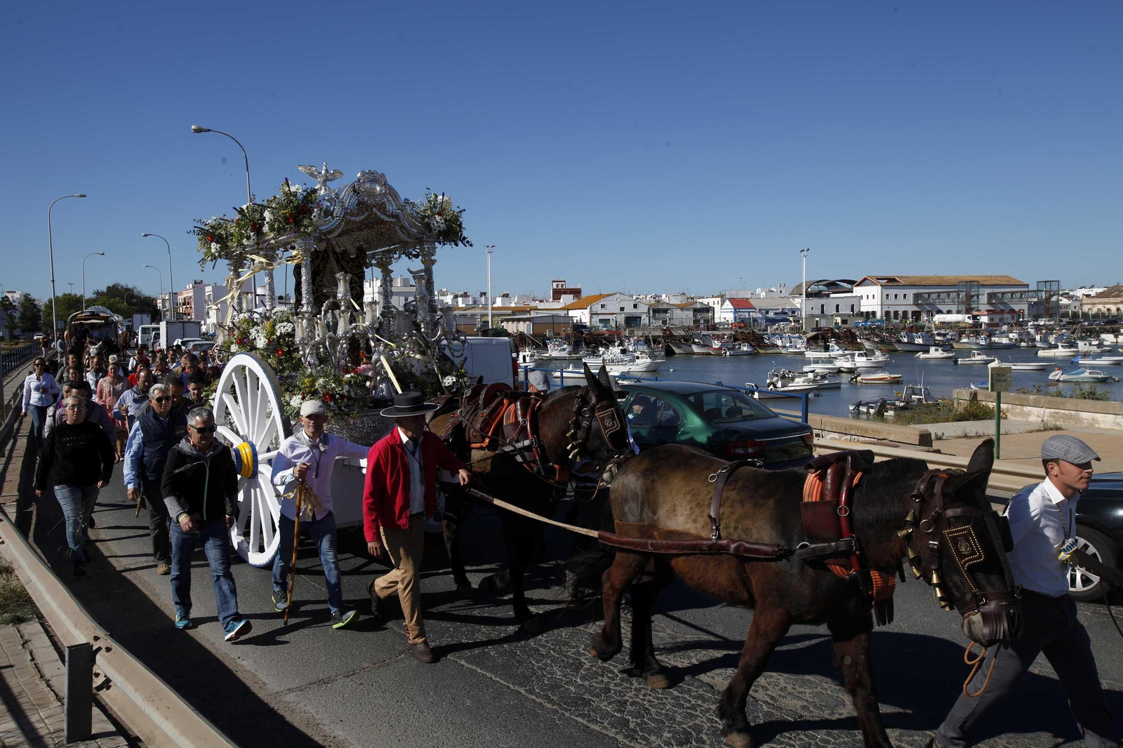 La comitiva rociera, ayer, durante su salida hacia la aldea almonteña, cruza la ría del Carreras por el puente Infanta Cristina.