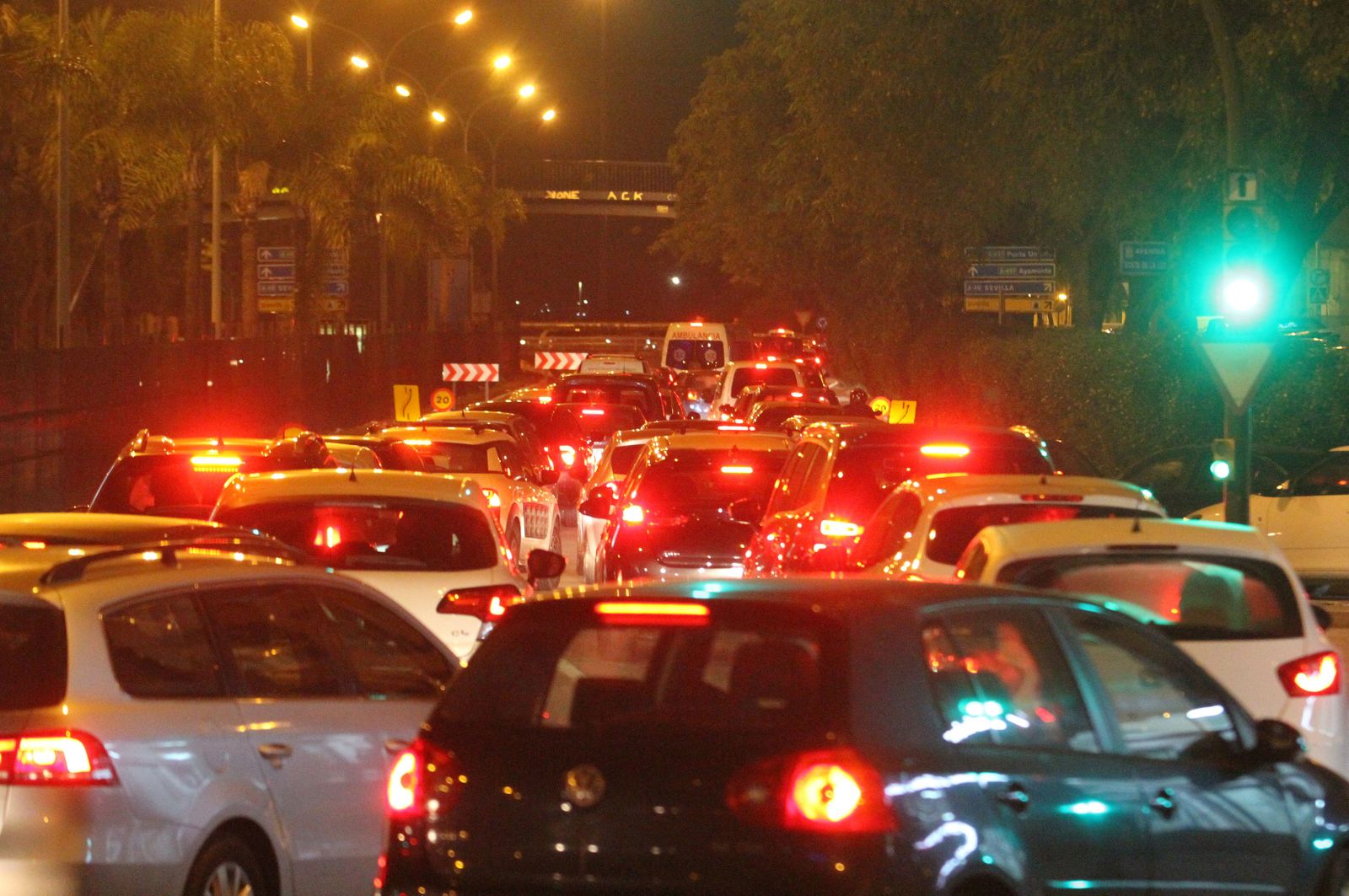 Atasco monumental en la salida de Huelva hacia Aljaraque.