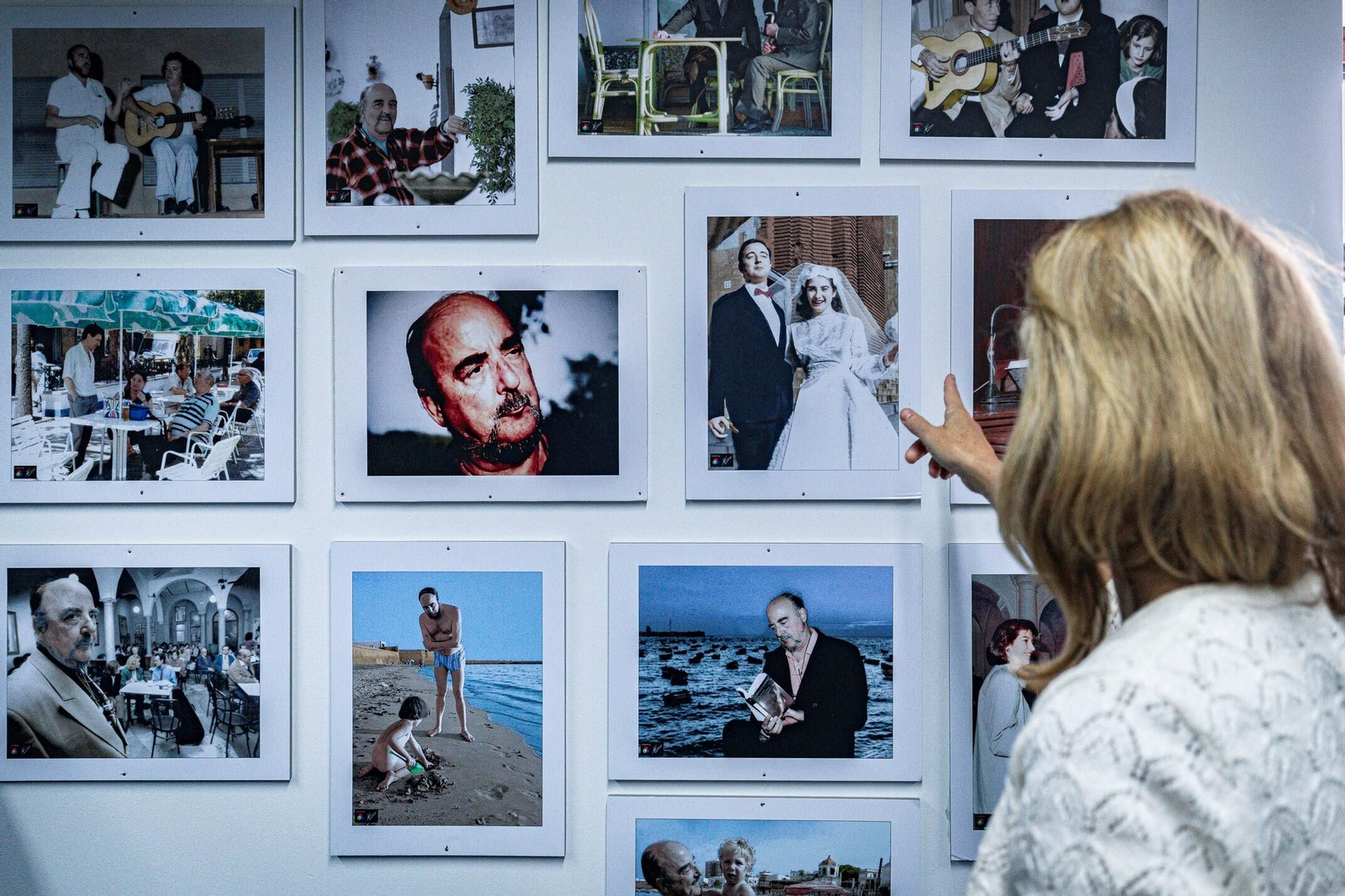 Exposición sobre Fernando Quiñones con imágenes de su vida.