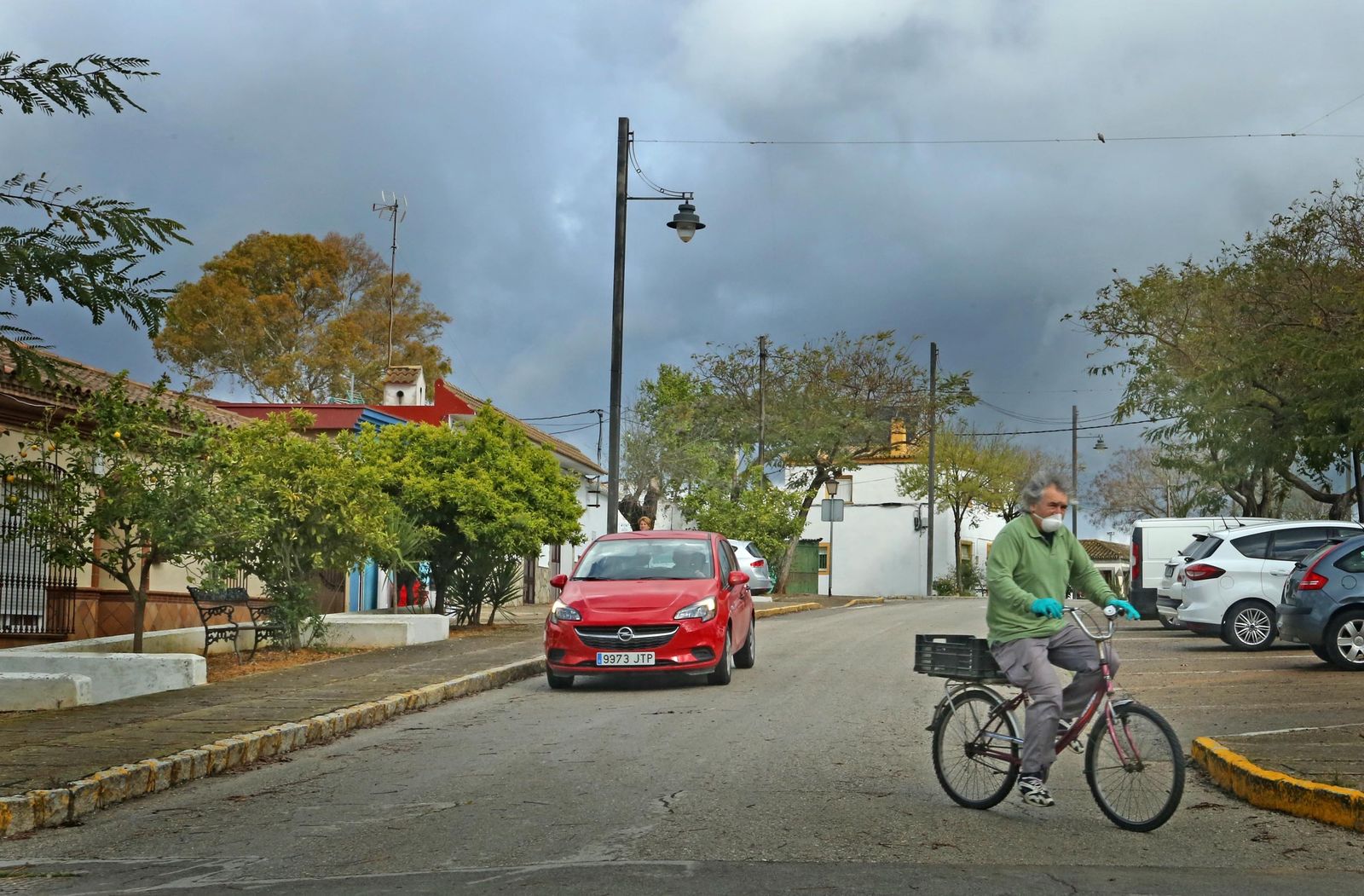 Un vecino de El Torno circula en bicicleta con mascarilla, días atrás.