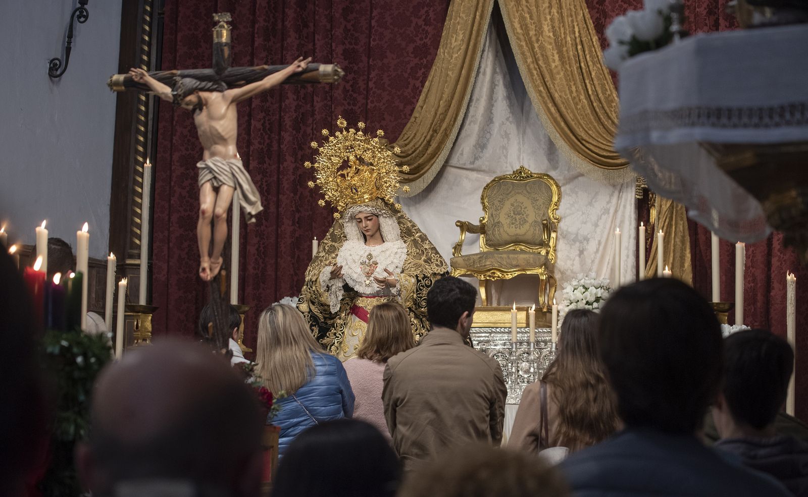 Las imágenes del besamanos de la Virgen de Gracia y Esperanza de San Roque