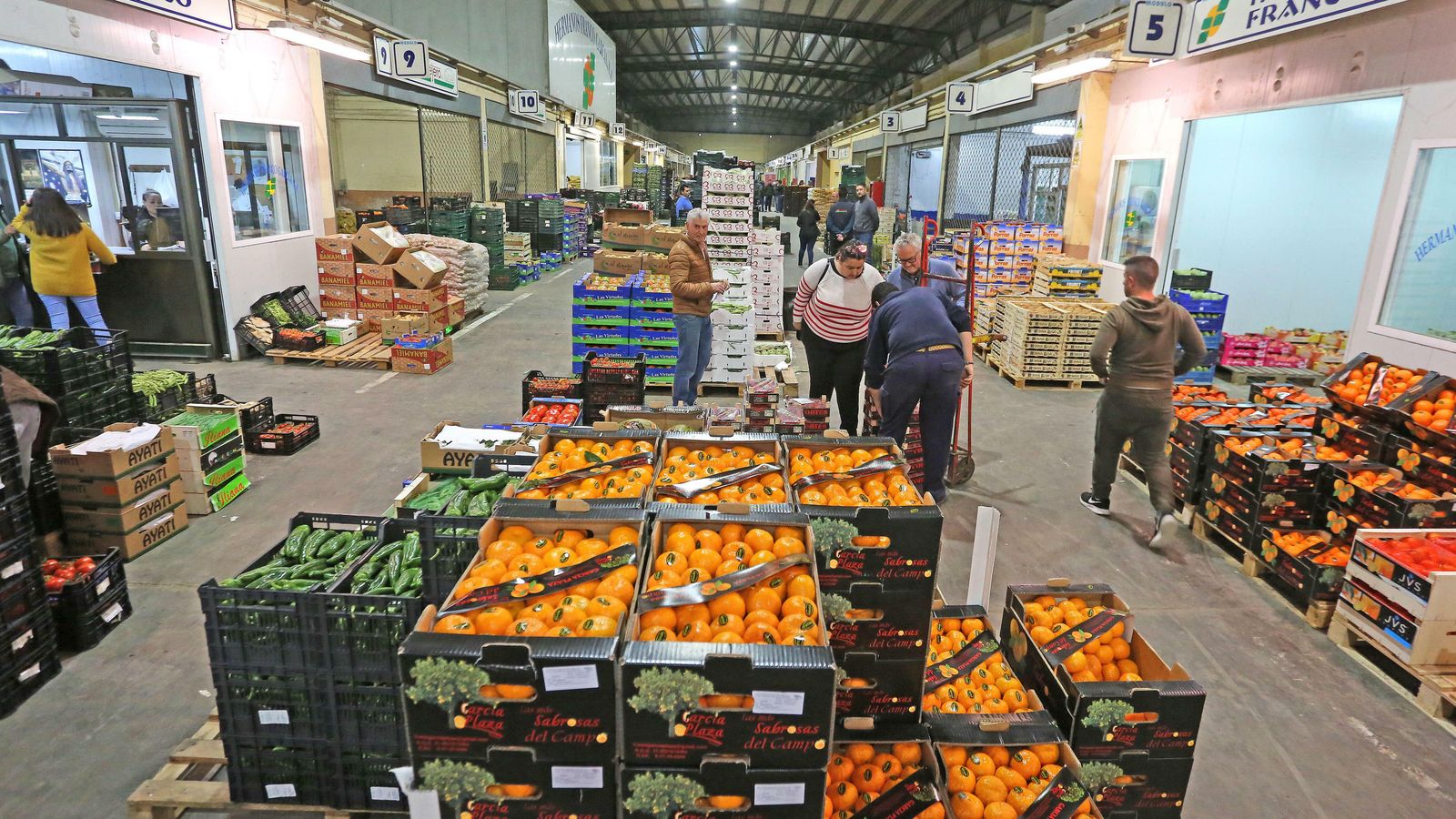Imagen del interior de Mercajerez con las fruta y hortalizas dispuestas para su venta.
