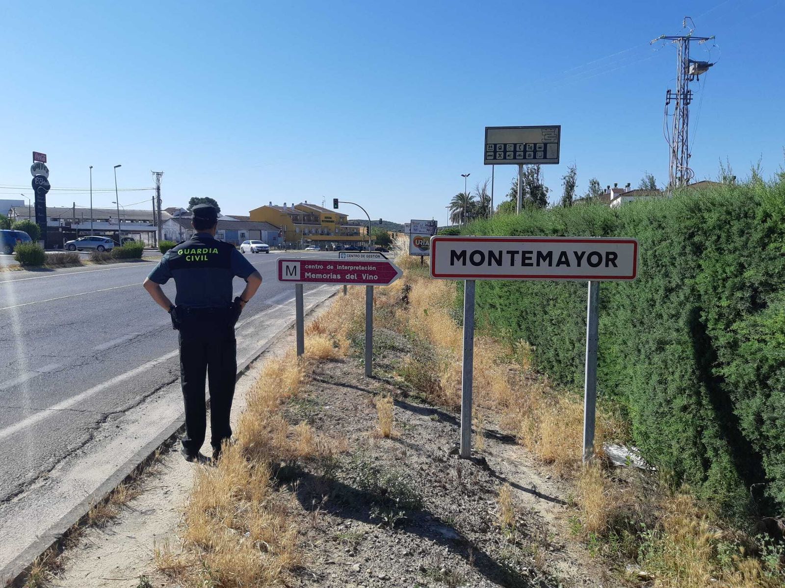 Un agente de la Guardia Civil, en Montemayor.