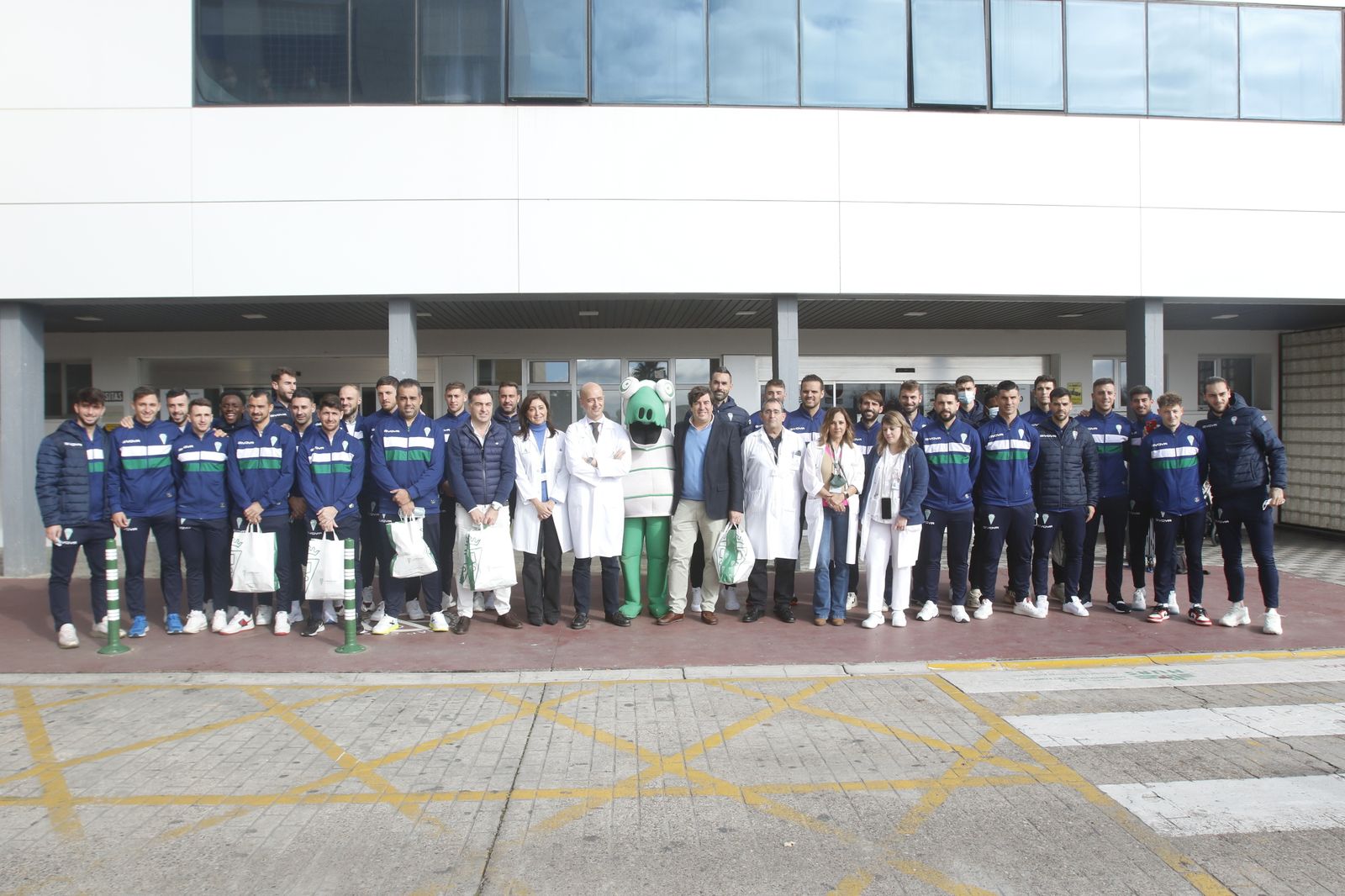 La visita del Córdoba CF al Hospital Reina Sofía, en imágenes