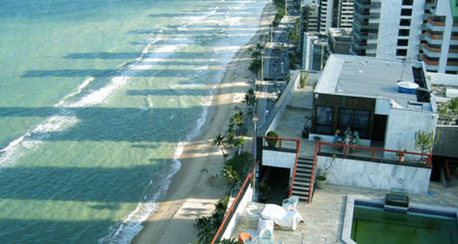 De los 125 propietarios de grandes apartamentos (áticos dúplex o penthouses) que existen en varias ciudades de Brasil, como Río de Janeiro o Recife, nueve decidieron ponerse ante la cámara. El resultado es un documental arteramente inteligente, que les da la palabra para que de su propia boca surja un (atroz) retrato de clase social privilegiada, que mira al mar y vive de espaldas a los aspectos más duros de la vida.