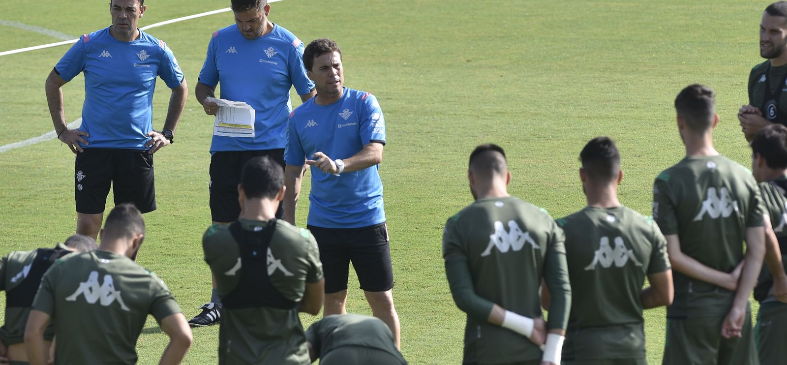 Rubi dialoga con sus jugadores antes del entrenamiento.