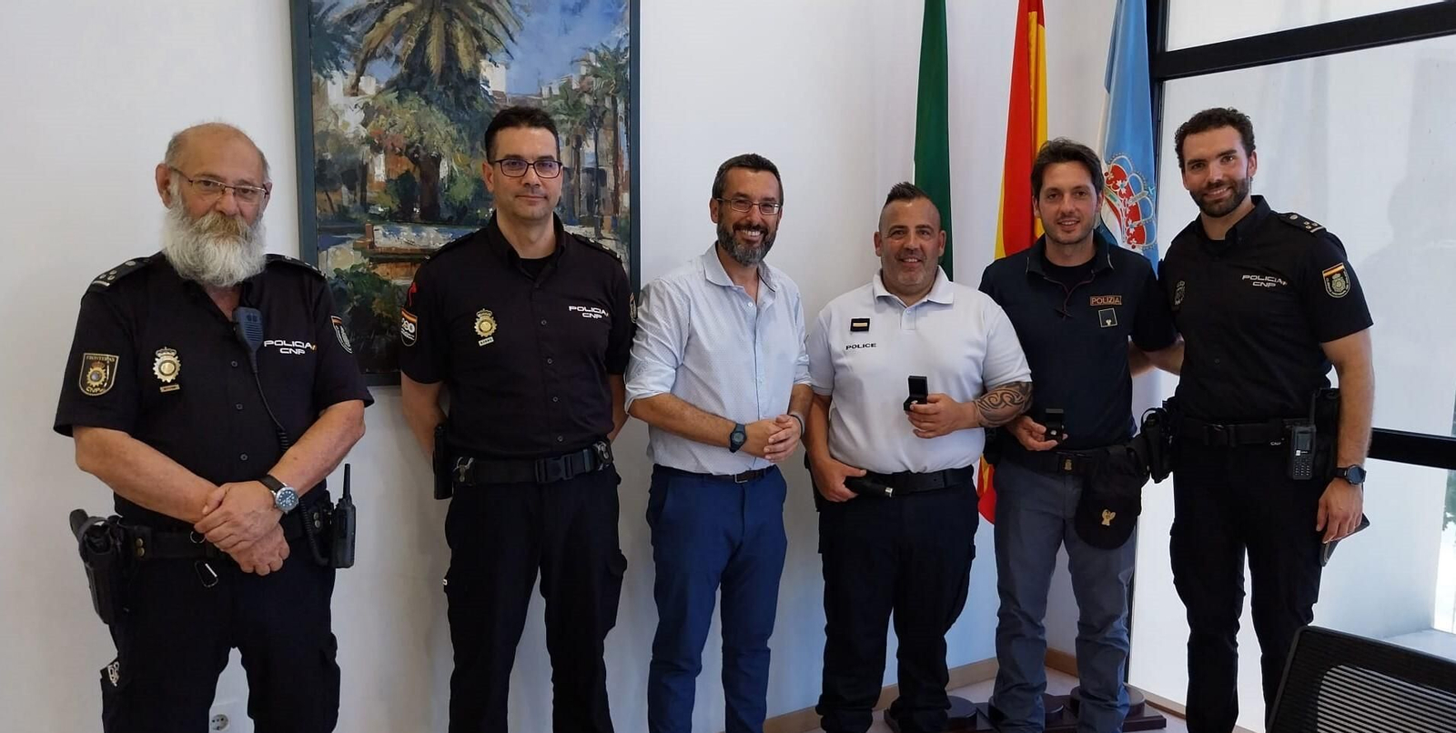 Agentes de policía nacional reciben junto al alcalde a los agentes extranjeros